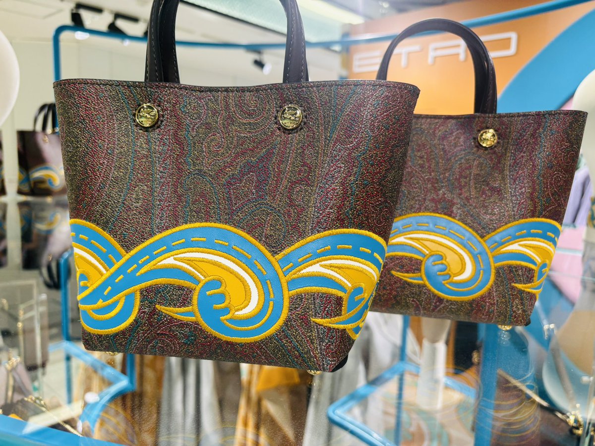 smayoko's tweet photo. アルニカの刺繍が大変すばらしいです！
色味の部分はレザー。エトロと言えばアルニカなのでバッグ何か買いたい…と悩んでたら絶対買いです🫶
#髙橋海人
#ETRO
#ETROperKaitoTakahashi https://t.co/8C0HHrNTmQ