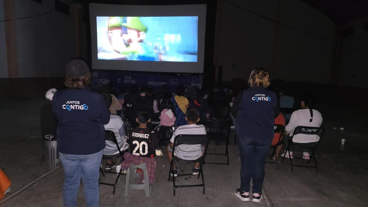 SedeaQro's tweet photo. 🎬🍿 Hoy compartimos una gran tarde con las familias de San Miguel Tlaxcaltepec, Amealco de Bonfil, gracias al #CineContigo. Bajo el liderazgo del Gobernador @makugo, cumplimos el compromiso de acercar el séptimo arte a cada rincón de Querétaro. #AquíContigo https://t.co/onmUGwtij6