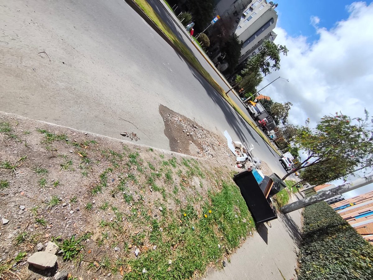 JOHNITAS's tweet photo. @AcueductoBogota @Fontibon_Bogota @Alcaldiakennedy Desde hace varios meses hicieron intervenciones en toda la localidad de Kennedy, más exactamente barrio Hipódromo de Techo, pero dejaron rotos andenes y calles, ahora ahí se acumulan basuras y escombros. https://t.co/YIc6YpFqMG