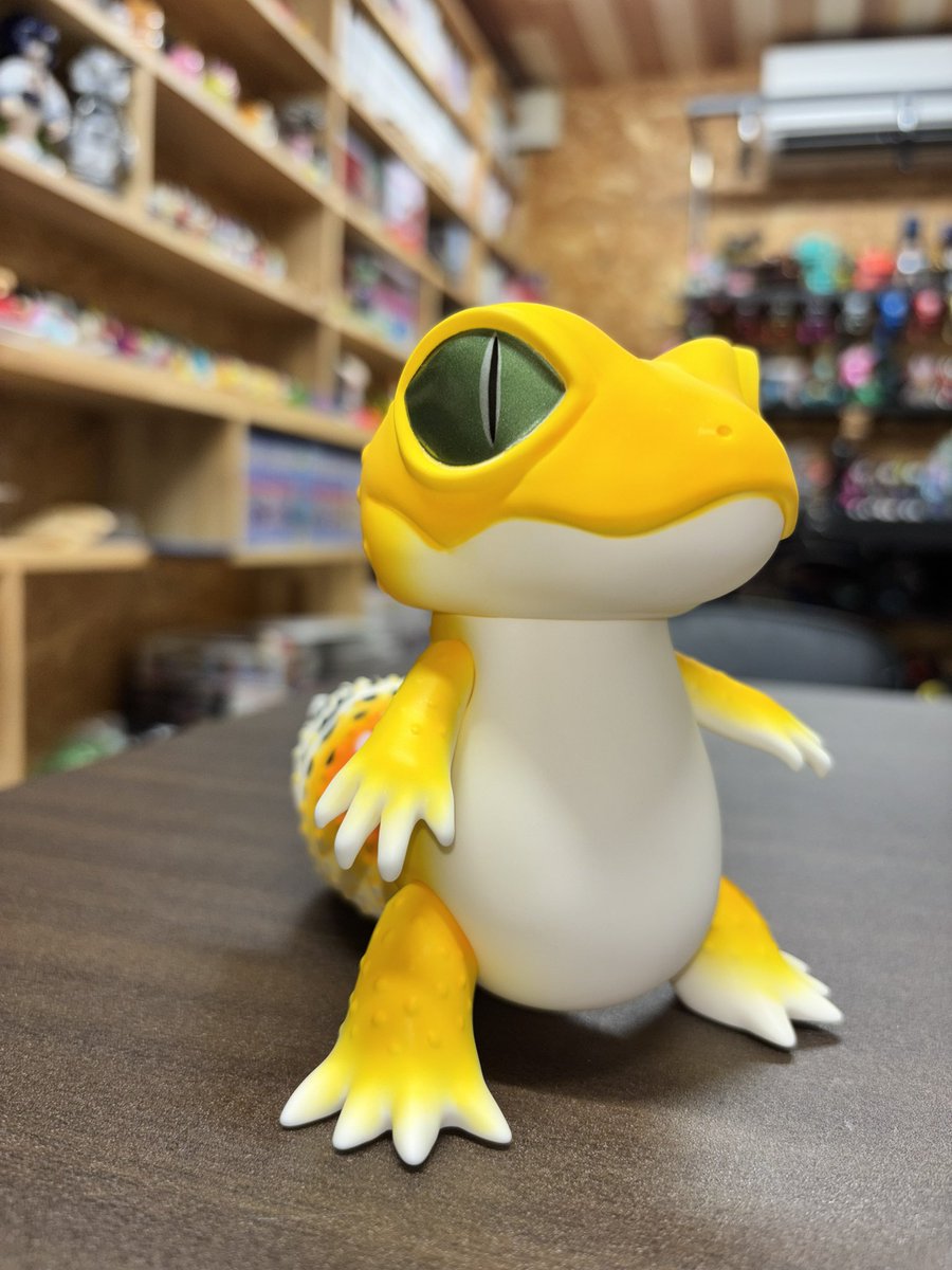 yu_kidenki_alba's tweet photo. alba 今日は12:00 Openです🦎✨

ペインターネット様　@toshihikoito 
発表されてからずっと可愛いと思ってた「レオガロン」をネット販売が始まってすぐに購入させていただきました✨
顔は可愛いのにしっぽがいかつい❗️
とっても可愛い💕

合わせてalbaにも入荷いたしましたので、爬虫類好きの方も是非見に来てください！！
本日からの発売になります🦖

#alba
#香川県の猫雑貨屋
#香川県のソフビ屋
#店主は電気屋さん
#化猫発電所