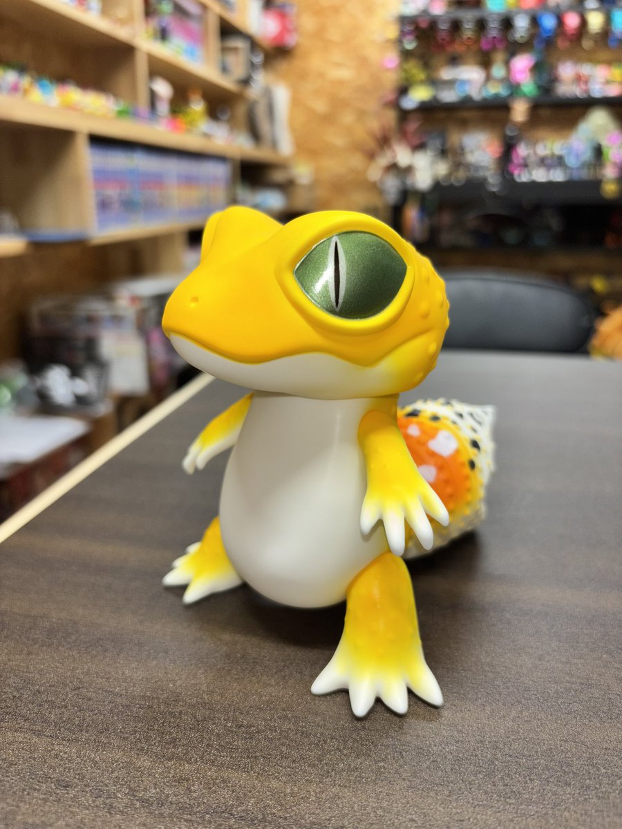 yu_kidenki_alba's tweet photo. alba 今日は12:00 Openです🦎✨

ペインターネット様　@toshihikoito 
発表されてからずっと可愛いと思ってた「レオガロン」をネット販売が始まってすぐに購入させていただきました✨
顔は可愛いのにしっぽがいかつい❗️
とっても可愛い💕

合わせてalbaにも入荷いたしましたので、爬虫類好きの方も是非見に来てください！！
本日からの発売になります🦖

#alba
#香川県の猫雑貨屋
#香川県のソフビ屋
#店主は電気屋さん
#化猫発電所