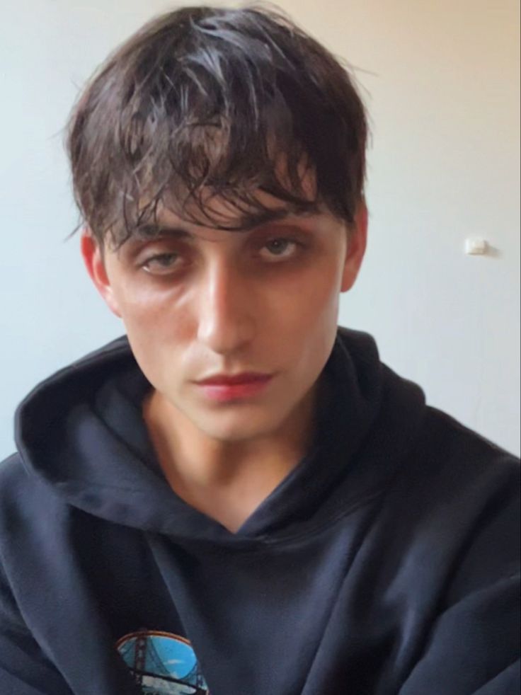 newusof's tweet photo. Puedes reconocer si una persona está hundido en la pornografía con estas 7 señales:

1. Mirada cansada https://t.co/t8TmMzPKVe