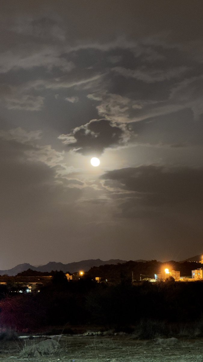 R23eo's tweet photo. نور القمر مهما السحايب تغطيه
واضح مثل وجهٍ عن البال ماغاب https://t.co/3GeGgeSj2l