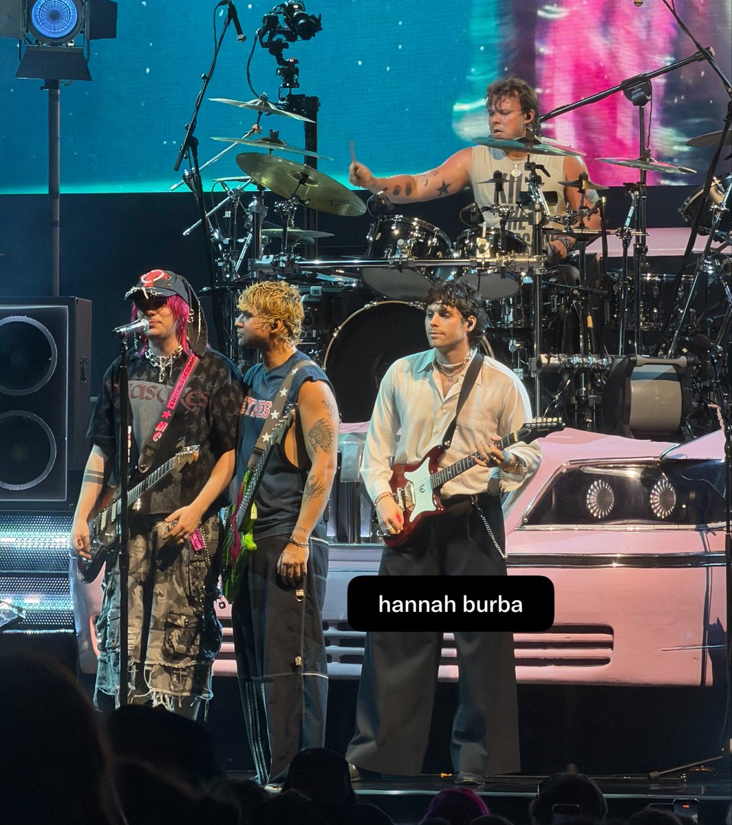 hannahhsos's tweet photo. 5SOS - Cincinnati OH - 7•27•26 - 📸:me
#5sos #5secondsofsummer #eastour https://t.co/vDNL3CS6C0