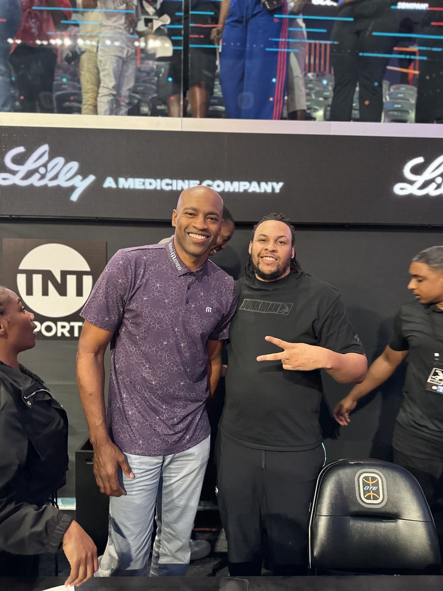 AyRelax_Kas's tweet photo. Got to meet and "work" with my favorite player of all time!!! @mrvincecarter15 @dunkmanofficial https://t.co/wC7Z4863Sz
