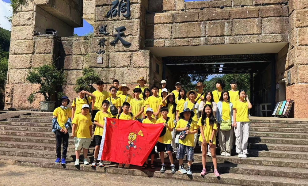 TaizhouVibe's tweet photo. Overseas Chinese youth explore Taizhou's Changyu Dongtian! ️ From ancient stone caves to cave concerts , and making panda treats 🥣. Connecting with heritage in Wenling. #Taizhou #China #OverseasChinese #CulturalHeritage https://t.co/QoTYA80MUL