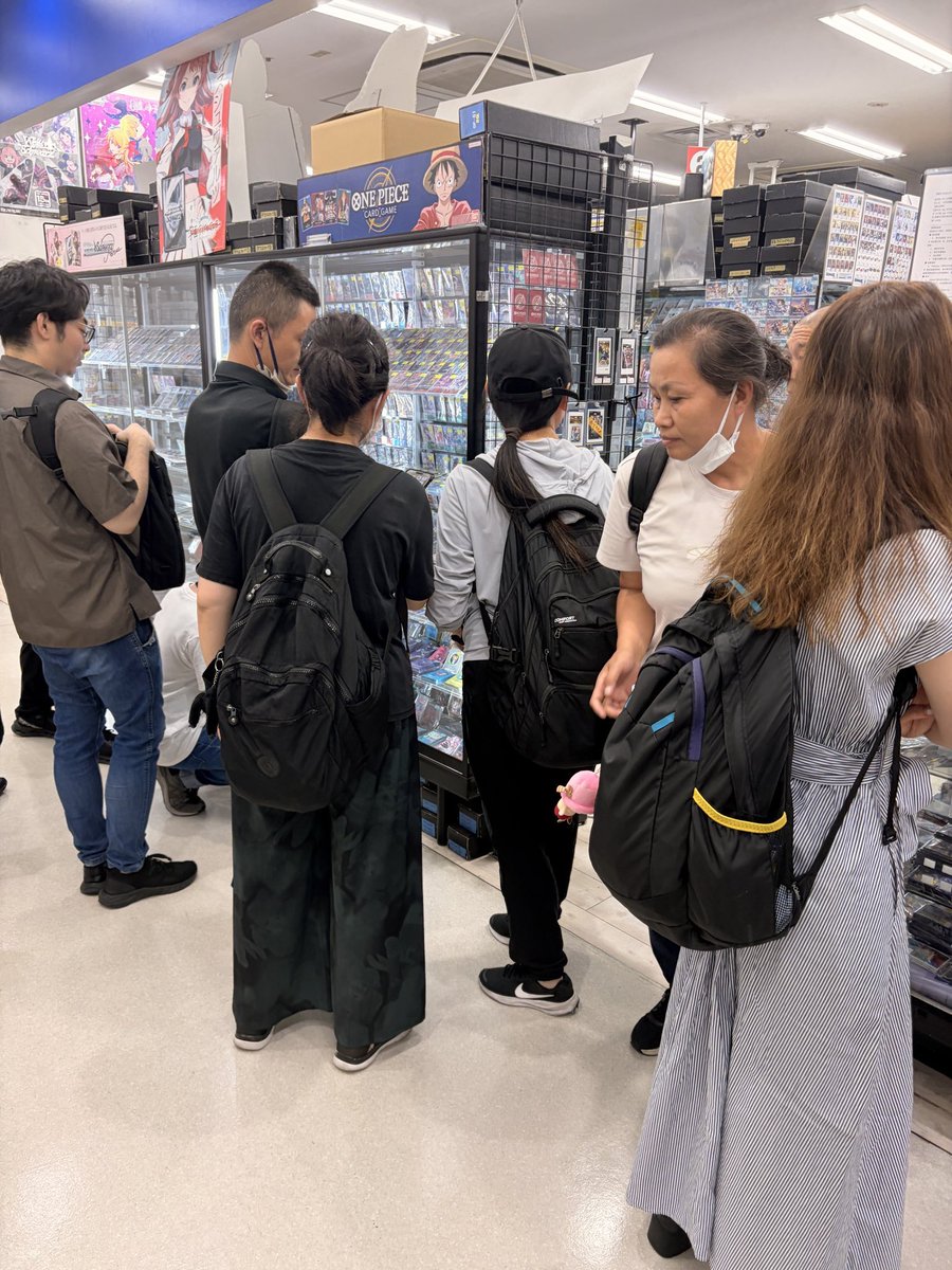 j_kichi2023's tweet photo. 昨日夕方、某情報発信アカウントが
「BIGMAGIC秋葉原インフェルノに1箱」
と投稿した直後、ルールや販売条件をほとんど確認せずに🇨🇳の方々が殺到。
店側にかなりの迷惑がかかったそうです。
情報は「ある」こと自体が価値になりやすいですが、
投稿から数分で人が押し寄せるほどのスピード感になると、
本来買うべき人や店員さんに負担がかかります。
ポケカの情報は便利ですが、

情報発信者さん達が外国人の手助けをしているようで残念
こういうことが続くと、
結局みんなの買いやすさが失われていきます。
