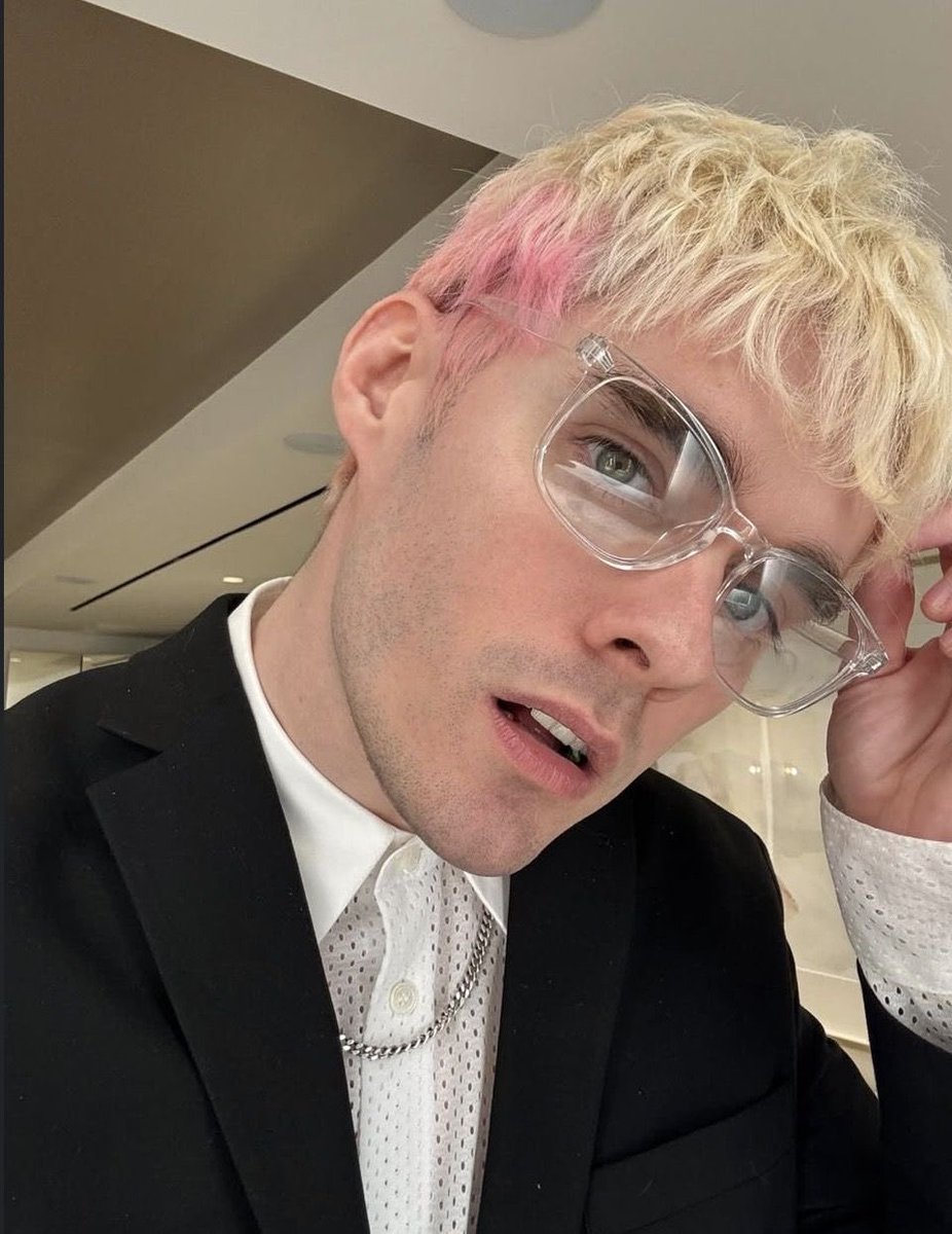 BORNURFAVE's tweet photo. i know awstens a man but he’s also so girl https://t.co/HOXm2OzuWs