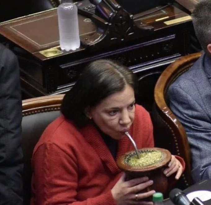 fernechini's tweet photo. me tomo unos mates y me pongo a estudiar https://t.co/CtkAQnDIfG