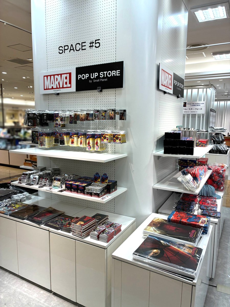 marvel_jp's tweet photo. ＼日本橋三越本店に期間限定オープン／
『Disney THE MARKET 2026』
⠀#マーベル コーナー
⠀
🗓️～8/25（火）
📍本館5階イベントスペース
⠀
『#スパイダーマン』グッズが勢ぞろい🕸️
ヘアバンドや窓付きポーチ、Tシャツなどに加え
ゆる～いアートが魅力の新商品も登場

🔽詳細
https://t.co/uZn9ZLbzc9 https://t.co/zHyCnGvZ61