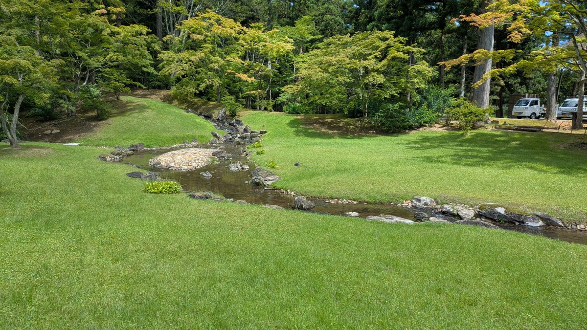 slsubaru's tweet photo. 毛越寺に来ました。
「もうえつじ」ではなく「もうつうじ」と呼びます。
ここの日本庭園がすごい😄
あと、5月の第4日曜日には曲水の宴が再現されるそうです。
うわ、見てみたい😆
#岩手旅行 #毛越寺 https://t.co/IrhhV9YRq9