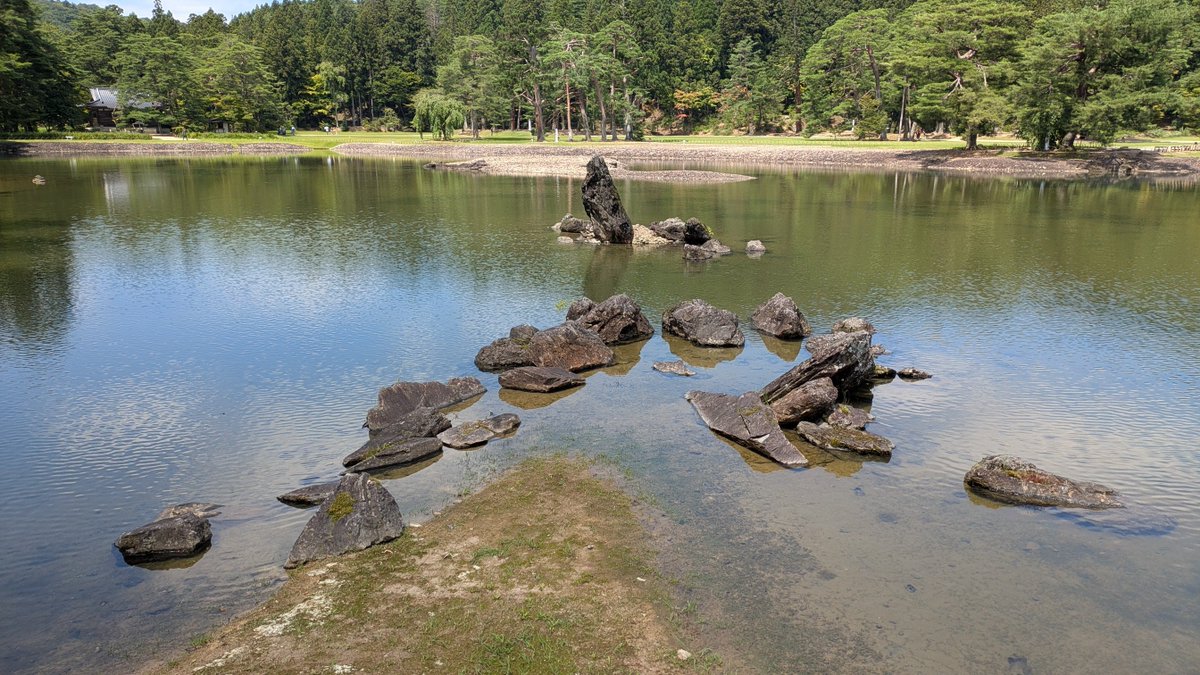 slsubaru's tweet photo. 毛越寺に来ました。
「もうえつじ」ではなく「もうつうじ」と呼びます。
ここの日本庭園がすごい😄
あと、5月の第4日曜日には曲水の宴が再現されるそうです。
うわ、見てみたい😆
#岩手旅行 #毛越寺 https://t.co/IrhhV9YRq9