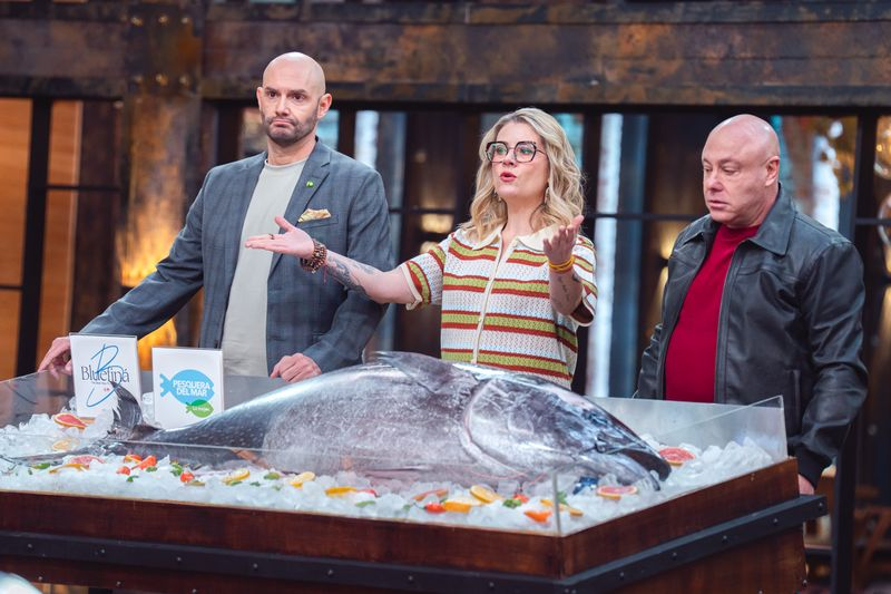 CanalRCN's tweet photo. ¡La sorpresa de la noche! 😱 Los chefs les revelaron a los cocineros con qué cocinarán hoy: Atún aleta azul... ¿te lo esperabas? #MasterChefCelebrityColombia https://t.co/Ihmq4vJBpO