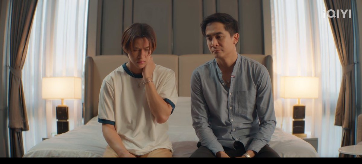 AyeeeGonzal's tweet photo. A pesar de que el pensamiento de este señor no tiene lógica, me gustó ver que ama a Phatsa tanto como su mamá 🥹

DEEPER KNOT EP6

#BondingByBoatYongyut
#KNOTseriesEP6 https://t.co/yhCOUT5dBW