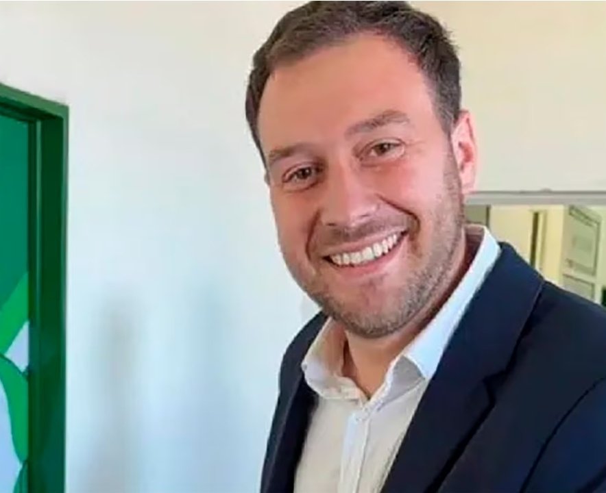 VerdadBanfield's tweet photo. Las ventajas de tener a un presidente como Mariotto que viaja invitado al Mundial para poder conseguir cosas buenas para el club: copa Argentina con Midland un martes a las 17 en Morón. #Banfield https://t.co/4ZiYGTtaz2