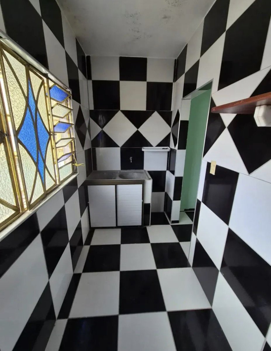 arthursgadelha's tweet photo. Comecei a procurar apartamento e encontrei esse… estou duplamente horrorizado e curioso pra saber o que levou alguém a isso. A casa inteira tem esse piso. Fascinante. https://t.co/lY4W5LHQNX