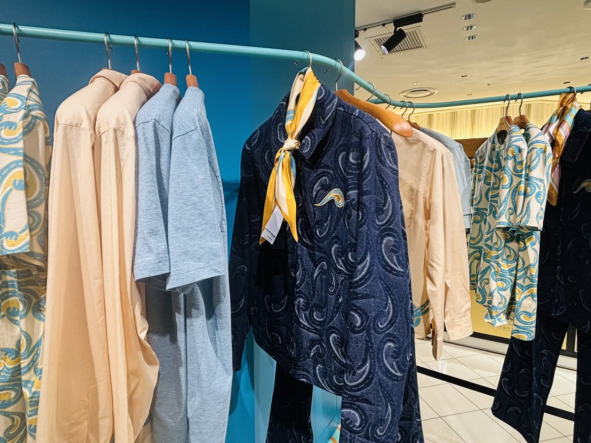 smayoko's tweet photo. エトロはテキスタイル屋さんなので、個人的には何か買うなら高品質なシルクシャツやウールのウェアをおすすめします🙌ジャケットもさすが形が綺麗でデニム生地だけど着心地よき☺️試着室もあったよ！
#髙橋海人
#ETRO
#ETROperKaitoTakahashi https://t.co/iHFfME5Jkc