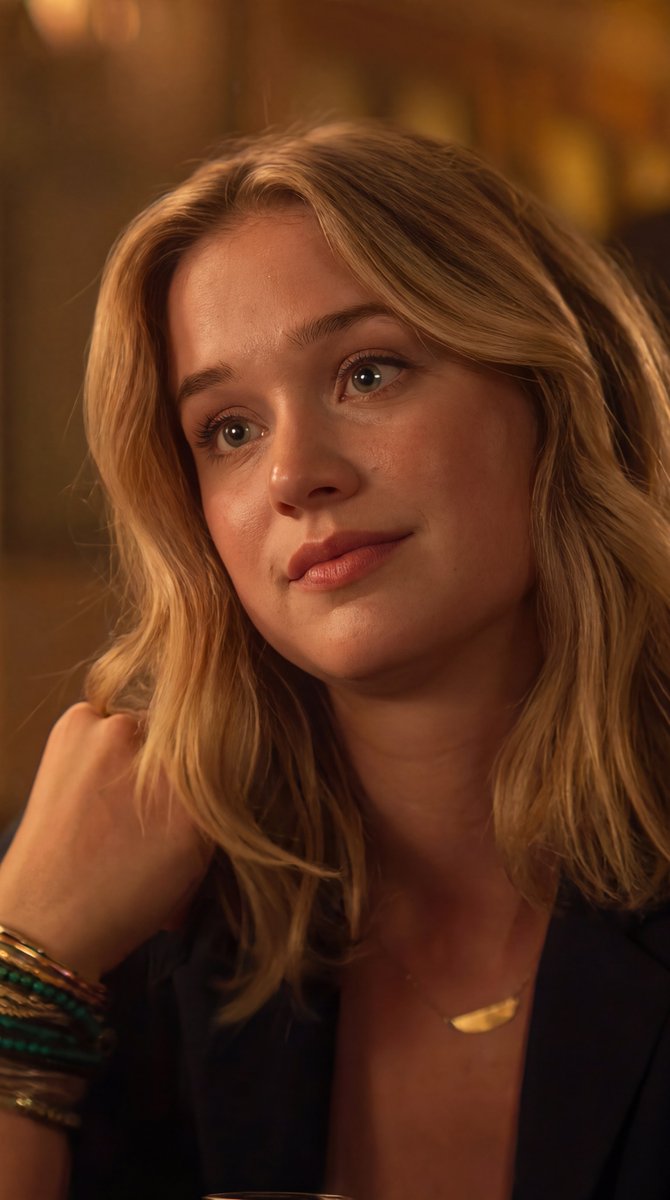 ScarletSpeeds16's tweet photo. Elizabeth Lail in You https://t.co/SjDaNQqPYY