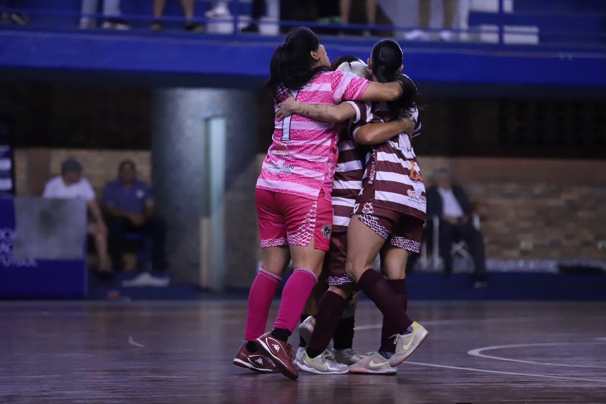 purofutsal_py's tweet photo. #SuperLigaFemenina2026
Las Yakas del Exa Ysaty son las flamantes campeonas del Futsal Femenino Paraguayo 
Resultado 
Exa Ysaty 3(4) - Sport Colonial 3(2)
📷 Gentileza @FutsalAPF 🇵🇾
@purofutsal_py https://t.co/EDafNH1sXj