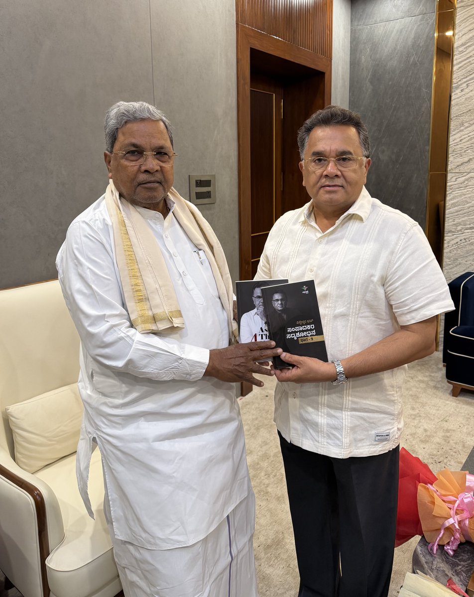 VishweshwarBhat's tweet photo. ಮೊನ್ನೆ ಬಿಡುಗಡೆಯಾದ ನನ್ನ ನಾಲ್ಕು ಕೃತಿಗಳನ್ನು ಮಾಜಿ ಮುಖ್ಯಮಂತ್ರಿ ಸಿದ್ದರಾಮಯ್ಯನವರಿಗೆ ಕೊಡಲೆಂದು ಅವರ ನಿವಾಸಕ್ಕೆ ಹೋಗಿದ್ದೆ. ಮಂತ್ರಿಸ್ಥಾನ ತಪ್ಪಿಸಿಕೊಂಡವರು, ಉತ್ತಮ ಖಾತೆಯ ನಿರೀಕ್ಷೆಯಲ್ಲಿದ್ದವರು, ರಾಜಕೀಯ ಕಾರ್ಯಕರ್ತರು, ಒಂದು ದಿನ ತಡವಾಗಿ ಜನ್ಮದಿನ ನಿಮಿತ್ತ ಶುಭಾಶಯ ಹೇಳಲು ಬಂದವರು... ಹೀಗೆ ಅವರ ನಿವಾಸದಲ್ಲಿ ಕಾಲಿಡಲು ಜಾಗವಿರಲಿಲ್ಲ. 

ಆದರೆ ನನ್ನನ್ನು ನೋಡಿದವರೇ ಸಿದ್ದರಾಮಯ್ಯನವರು ಆತ್ಮೀಯವಾಗಿ ಮಾತಾಡಿಸಿದರು. ಎಲ್ಲರ ಅಹವಾಲುಗಳನ್ನು ಆಲಿಸಿ ಕಳುಹಿಸಿದ ನಂತರ, ನನ್ನೊಂದಿಗೆ ಪ್ರತ್ಯೇಕವಾಗಿ ಮಾತನಾಡಲು ಸಮಯ ಮೀಸಲಿಟ್ಟರು. 

ಎರಡು ತಿಂಗಳ ಹಿಂದಷ್ಟೇ ನನ್ನ ಇನ್ನೊಂದು ಕೃತಿಯನ್ನು ಸ್ವೀಕರಿಸಿದ್ದ ಅವರು, ನನ್ನ ಕೈಯಲ್ಲಿದ್ದ ನಾಲ್ಕು ಹೊಸ ಪುಸ್ತಕಗಳನ್ನು ನೋಡಿ, “ಇದೇನು ಮತ್ತೆ ನಾಲ್ಕು ಪುಸ್ತಕವಾ?” ಎಂದು ಆಶ್ಚರ್ಯದಿಂದ ನಕ್ಕರು. ಆ ಪುಸ್ತಕಗಳನ್ನು ತಮ್ಮ ಬಳಿಯೇ ಇಟ್ಟುಕೊಂಡರು. 

ಕಳೆದ ಮೂವತ್ತು ವರ್ಷಗಳಲ್ಲಿ ರಾಜ್ಯದಲ್ಲಿ ಅಧಿಕಾರಕ್ಕೆ ಬಂದ ಮುಖ್ಯಮಂತ್ರಿಗಳೆಲ್ಲರನ್ನೂ ತೀರಾ ಹತ್ತಿರದಿಂದ ನೋಡಿದ್ದೇನೆ, ಒಡನಾಡಿದ್ದೇನೆ. ಸಿದ್ದರಾಮಯ್ಯನವರ ಜತೆಗಿನ ಆಪ್ತತೆಯ ತೂಕವೇ ಬೇರೆ ಮತ್ತು ಭಿನ್ನ. ನಮ್ಮದು ಅಧಿಕಾರ, ಅಂತಸ್ತಿಗೆ ದಕ್ಕದ, ಸಿದ್ಧಾಂತಕ್ಕೆ ಸಿಲುಕದ, ಬೇರೆ ‘ವಗೈರೆ’ಗಳಿಗೆ ನಿಲುಕದ ಆತ್ಮೀಯತೆ. ಅದನ್ನು ವಿವರಿಸುವುದು ಕಷ್ಟ. 

ಕೆಲವು ಸಂಬಂಧಗಳನ್ನು ಹೆಸರಿಸಬಾರದು, ವ್ಯಾಖ್ಯಾನಿಸಬಾರದು. ಅದನ್ನು ಹಾಗೆಯೇ ಉಳಿಸಿಕೊಳ್ಳಬೇಕು. ಈ ಕಾರಣಕ್ಕಾಗಿಯೇ ಅವರು ಅಧಿಕಾರದಿಂದ ದೂರ ಸರಿದರೂ ಯಾವತ್ತಿನ ಆತ್ಮೀಯತೆಯೇ ನಮ್ಮ ಆಗಾಗಿನ ಭೇಟಿಗೆ ಸೆಲೆ, ನೆಲೆ.