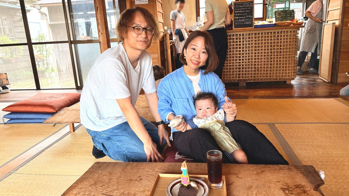 freelance_jp's tweet photo. 「仕事と暮らし、どう両立してる？」
「フリーランス同士のパートナーシップって実際どう？」

���リーランスカップルのリアルな関係性や働き方を伺う
連載『フリーランスなふたり』🤝✨

今回ご登場いただくのは、プロフェッショナルコーチとして活動する岡部友理子さん(@ocapiiii)・谷内真裕さん(@tany3_)ご夫妻です！

「性格や考え方が全然違う！」と笑うおふたり。
エンジニア/デザイナーを経て、ご結婚前からそれぞれがフリーランスのコーチとして自分らしい働き方を築いていました💡

そんなふたりが違いを楽しみ、ともに暮らしを作り、子育てができるのは、日常に「対話の文化」があるからだそう。

自分らしい働き方の軌跡や、パートナーと心地よく歩むための対話の秘訣をたっぷり伺いました🎤✨

▼記事はこちらからお読みいただけます！
https://t.co/duDxJkz1Au