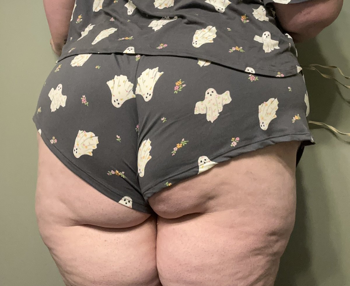 RoseQuartzBBW's tweet photo. Is it spooky season yet? 👻 https://t.co/RkvVhVoN6L