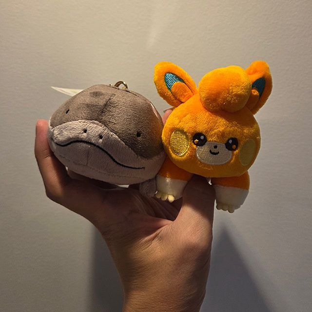 y_mochizuki's tweet photo. パモ、進化するとパーモット。秋葉原ラジオ会館でGETしました。
他にもパーモットのグッズが正規品の新品なのにどれも割引価格。コラボポケモンはポケモンセンターで品薄の場合もあるので、ラジオ会館は穴場かも。
…隣にいたドオーも一緒にGET

#手タレ #ハンドモデル #handmodel #spulse #Pokemon https://t.co/WIxyKqXZqs