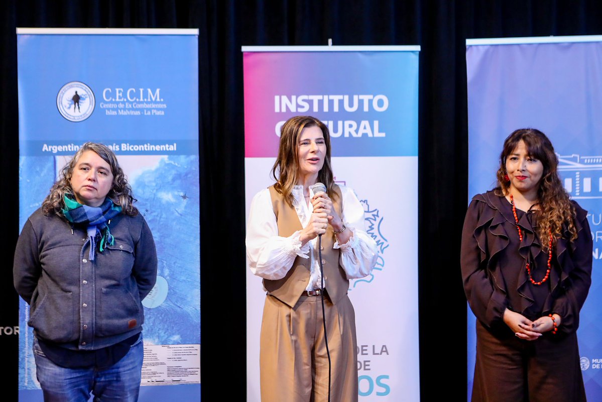 fsaintout's tweet photo. Junto a @soyananegrete, participamos de la entrega de reconocimientos en el marco del Día Internacional de la Mujer Afrodescendiente, en el Centro Cultural y de la Memoria Islas Malvinas de La Plata.

Desde @CulturaPBA distinguimos a quienes, a través del arte, reafirman sus raíces y reivindican su historia con un profundo compromiso comunitario.

Nunca más las diferencias culturales pueden ser motivo de discriminación o de violencia. Las homenajeadas son un ejemplo de cómo la música, la danza y la poesía fortalecen la diversidad y mantienen viva la memoria de sus pueblos.