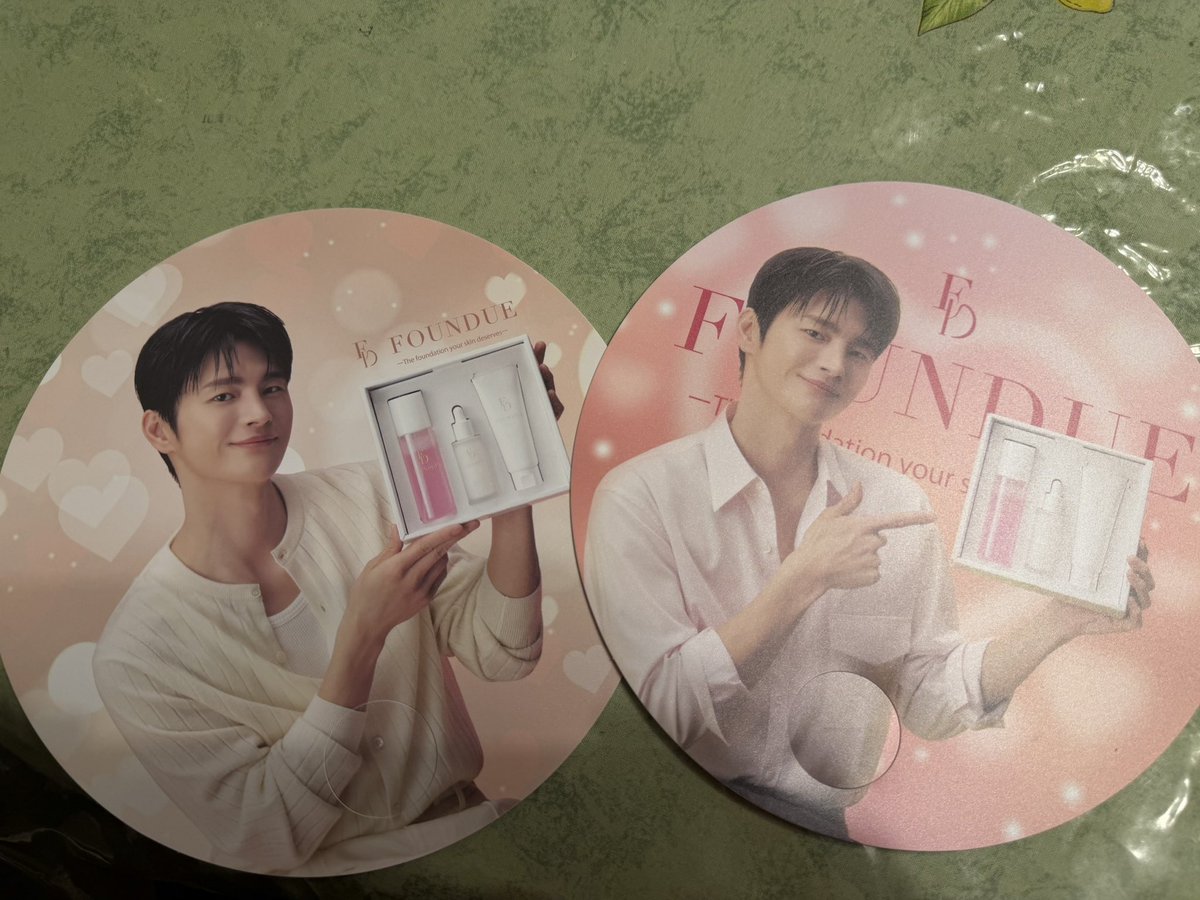 nonchan482's tweet photo. 今朝、届きました😮‍💨
バッグが入っていないような🙄
これで全部なのか🤔何が足りないのかも分かりません😭
皆さんのお宅に届いている物と同じでしょうか？？
右の丸いのは多分うちわということでしょう😓💦

#WAK https://t.co/mdhygiMMBT