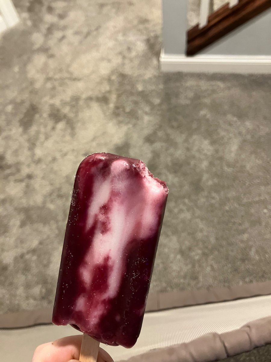 camikazxe's tweet photo. why my popsicle look like a used tampon https://t.co/0mWXf0rFe5