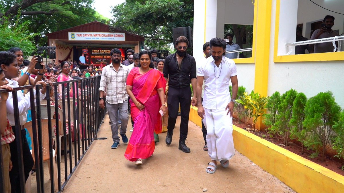 kayaldevaraj's tweet photo. பள்ளியில் தனது சொந்த செலவில் 3 மாடி கட்டிடம் கட்டிக் கொடுத்த #Dhanush 

Super @dhanushkraja Brother 

சென்னை சாலிகிராமம் 80 அடி சாலையில் அமைந்துள்ளது, தாய் சத்யா மெட்ரிகுலேஷன் பள்ளி. இங்கு சாதாரண மேற்கூரை அமைக்கப்பட்டு இருந்த கட்டிடம் ஒன்றை அகற்றிவிட்டு, அதற்கு பதிலாக மூன்று தளங்கள் கொண்ட கான்கிரீட் கட்டிடம் ஒன்றை தனுஷ் தனது சொந்த செலவில் கட்டிக் கொடுத்தார். தற்போது அதற்கு 'தனுஷ் பிளாக்' என்று பெயர் சூட்டப்பட்டுள்ளது. பத்தாம் வகுப்பு வரையிலான தனது பள்ளிப் படிப்பு முழுவதையும் தனுஷ் இந்தப் பள்ளியில்தான் படித்தார். இதன் திறப்பு விழா நிகழ்ச்சியில் தனுஷ், அவருடன் படித்த ஒளிப்பதிவாளர் குமரன் மற்றும் 1999 பேட்ச் மாணவர்கள் மற்றும் தனுஷின் சகோதரிகள் கார்த்திகா தேவி, விமலகீதா கலந்துகொண்டனர்.

தனது ஆசிரியர்கள் ஒவ்வொருவரின் கால்களிலும் விழுந்து ஆசி பெற்ற தனுஷ், அவர்களுடன் போட்டோ எடுத்துக்கொண்டார்.. 

இதே பள்ளியில் தனுஷுடன் எல்கேஜி முதல் பிளஸ் டூ வரை இணைந்து படித்தவர், ஒளிப்பதிவாளர் குமரன். அவரது மனைவி லட்சுமி கிருபாவும் தனுஷுடன் ஒரே வகுப்பில் சேர்ந்து படித்தவர். 

குமரன் கூறும்போது, 'தனுஷும், நானும், எனது மனைவியும் இங்குதான் பத்தாவது வரை படித்தோம். பிறகு வேறொரு பள்ளியில் நானும், தனுஷும் பிளஸ் டூ படித்தோம். அவர் சினிமாவில் நடிக்க சென்றுவிட்டார். நான் இன்ஜினியரிங் முடித்துவிட்டு, ஒளிப்பதிவாளராக மாறி, தனுஷுடன் 'வேலையில்லா பட்டதாரி', 'தங்கமகன்' ஆகிய படங்களில் பணியாற்றினேன். இந்த பள்ளியின் கட்டிட நிலை பற்றி தனுஷ் கேட்டறிந்து, தானாகவே முன்வந்து இந்த உதவியை செய்துள்ளார். இன்னும் பிற கட்டிடங்களை சீரமைத்தும், காலி இடத்தில் புதிய கட்டிடங்களை கட்டித் தருவதாக அவர் சொன்னது நெகிழ்ச்சியை ஏற்படுத்தியது' என்றார்.