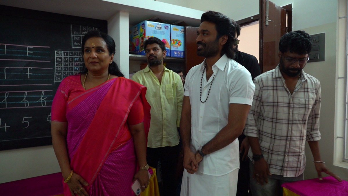 kayaldevaraj's tweet photo. பள்ளியில் தனது சொந்த செலவில் 3 மாடி கட்டிடம் கட்டிக் கொடுத்த #Dhanush 

Super @dhanushkraja Brother 

சென்னை சாலிகிராமம் 80 அடி சாலையில் அமைந்துள்ளது, தாய் சத்யா மெட்ரிகுலேஷன் பள்ளி. இங்கு சாதாரண மேற்கூரை அமைக்கப்பட்டு இருந்த கட்டிடம் ஒன்றை அகற்றிவிட்டு, அதற்கு பதிலாக மூன்று தளங்கள் கொண்ட கான்கிரீட் கட்டிடம் ஒன்றை தனுஷ் தனது சொந்த செலவில் கட்டிக் கொடுத்தார். தற்போது அதற்கு 'தனுஷ் பிளாக்' என்று பெயர் சூட்டப்பட்டுள்ளது. பத்தாம் வகுப்பு வரையிலான தனது பள்ளிப் படிப்பு முழுவதையும் தனுஷ் இந்தப் பள்ளியில்தான் படித்தார். இதன் திறப்பு விழா நிகழ்ச்சியில் தனுஷ், அவருடன் படித்த ஒளிப்பதிவாளர் குமரன் மற்றும் 1999 பேட்ச் மாணவர்கள் மற்றும் தனுஷின் சகோதரிகள் கார்த்திகா தேவி, விமலகீதா கலந்துகொண்டனர்.

தனது ஆசிரியர்கள் ஒவ்வொருவரின் கால்களிலும் விழுந்து ஆசி பெற்ற தனுஷ், அவர்களுடன் போட்டோ எடுத்துக்கொண்டார்.. 

இதே பள்ளியில் தனுஷுடன் எல்கேஜி முதல் பிளஸ் டூ வரை இணைந்து படித்தவர், ஒளிப்பதிவாளர் குமரன். அவரது மனைவி லட்சுமி கிருபாவும் தனுஷுடன் ஒரே வகுப்பில் சேர்ந்து படித்தவர். 

குமரன் கூறும்போது, 'தனுஷும், நானும், எனது மனைவியும் இங்குதான் பத்தாவது வரை படித்தோம். பிறகு வேறொரு பள்ளியில் நானும், தனுஷும் பிளஸ் டூ படித்தோம். அவர் சினிமாவில் நடிக்க சென்றுவிட்டார். நான் இன்ஜினியரிங் முடித்துவிட்டு, ஒளிப்பதிவாளராக மாறி, தனுஷுடன் 'வேலையில்லா பட்டதாரி', 'தங்கமகன்' ஆகிய படங்களில் பணியாற்றினேன். இந்த பள்ளியின் கட்டிட நிலை பற்றி தனுஷ் கேட்டறிந்து, தானாகவே முன்வந்து இந்த உதவியை செய்துள்ளார். இன்னும் பிற கட்டிடங்களை சீரமைத்தும், காலி இடத்தில் புதிய கட்டிடங்களை கட்டித் தருவதாக அவர் சொன்னது நெகிழ்ச்சியை ஏற்படுத்தியது' என்றார்.