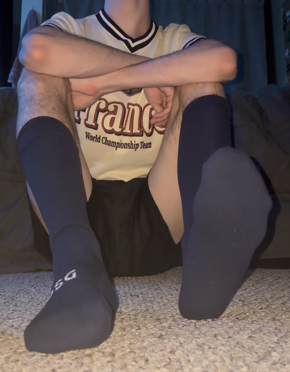 indiegayguy10's tweet photo. do you prefer the baseball socks on or off?? #sweatysocks #malefeet #feet https://t.co/cpmkmHoLLp