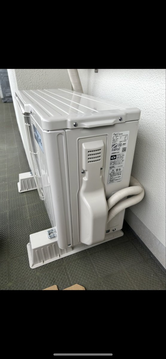 AIRCON373PGG's tweet photo. #拡散希望

このクソ暑い中エアコンが壊れて慌ててネット購入したものの納期が1週間〜2週間と言われキャンセル出来ず仕方なく待ってるそこのあなたに朗報🫵

エアコンレンタル始めました🎊

流れ↓

エアコン注文したけど納期が遅くてキャンセルも出来ないお客様、こちらが即日お伺いして用意したエアコン取り替えて次の業者が来るまでレンタルします

普通に取替えるだけですから時間だけ頂けたら何とかします

基本料金先払い33000円
1日後の加算1日3300円、使った日数計算して引き上げ時に精算

10日レンタルした場合62700円時間は繰上げ

条件

出張費パーキング別料金

標準工事のみ屋根置き壁付け2段置き台の下段不可、追加料金掛かればその場でお支払い、基本は標準工事のみ受付

あくまでも簡易取付、見た目拘るお客様はご遠慮下さい持って来るエアコンは中古です、クリーニングはしてますが容量の多少はあります

新品を取付に来る業者さんにはガス封入作業をお願いして下さい、多少手間が掛かった分のお支払いはお客様負担です。

どうしても我慢出来ないお客様用です、夜間作業にもなります近隣の許可等お願いします。

高いと思うか、背に腹は変えられないかはお客様次第DMお待ちしております🤗

#拡散希望
#エアコン
#関西限定