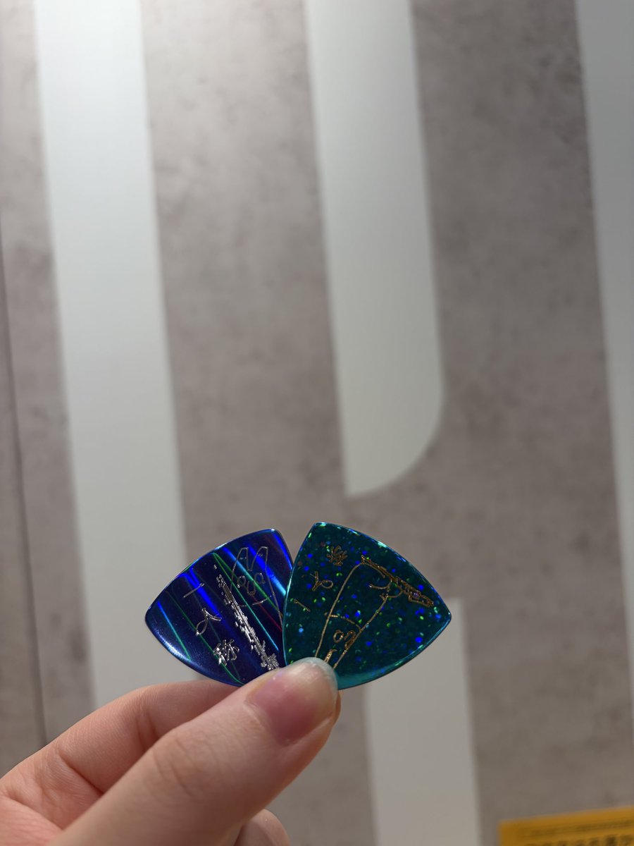 hanabi_umtk's tweet photo. S席がなくなって注釈に賭けたけどめっちゃ良席で楽しみすぎる…！！
昨日のピックは2枚とも青で夏らしくて可愛すぎる✨✨ https://t.co/IMMnObI6jw