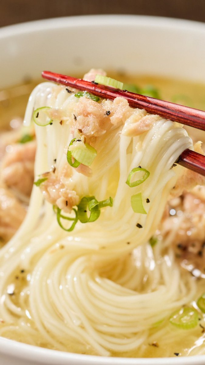 syokojiro's tweet photo. そうめんを塩ラーメン化する計画を実行しました。

冷たいラーメンですので暑い日にぜひ。調味料を先に混ぜて、丼ごと冷やしておくのがポイント。あとツナ缶はオイルごと使ってください。 https://t.co/UggIFAC9Su