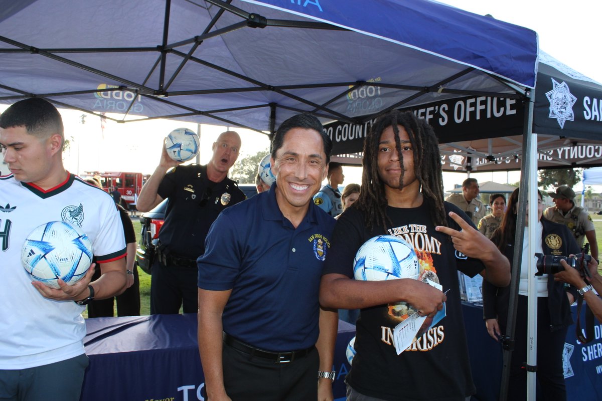 MayorToddGloria's tweet photo. 🚔🚒 Tonight, San Diegans are coming together for #NationalNightOut.
These events connect neighbors with @CityofSanDiego @SanDiegoPD, @SDFD and first responders who serve them every day.
Thanks to Rodel Reyes for bringing our South Bay community together!
#ForAllofUs https://t.co/KHV2or6BID