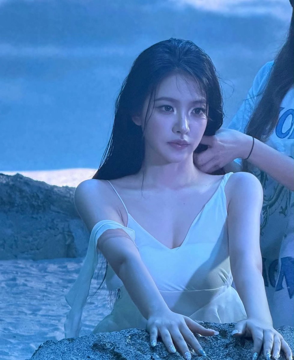 dailyonjeje's tweet photo. 레드벨벳 예리 원래도 예뻤지만
목이 길어 보이니까
분위기가 완전 달라짐.

얼굴도 더 작아 보이고
비율도 훨씬 좋아 보이는 느낌.

메이크업 변화도 한몫했지만
목이랑 어깨선 진짜 예뻐졌다. https://t.co/Z17lpanTEr