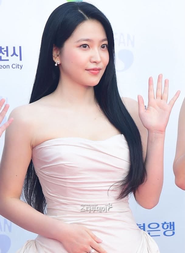 dailyonjeje's tweet photo. 레드벨벳 예리 원래도 예뻤지만
목이 길어 보이니까
분위기가 완전 달라짐.

얼굴도 더 작아 보이고
비율도 훨씬 좋아 보이는 느낌.

메이크업 변화도 한몫했지만
목이랑 어깨선 진짜 예뻐졌다. https://t.co/Z17lpanTEr