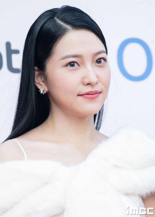 dailyonjeje's tweet photo. 레드벨벳 예리 원래도 예뻤지만
목이 길어 보이니까
분위기가 완전 달라짐.

얼굴도 더 작아 보이고
비율도 훨씬 좋아 보이는 느낌.

메이크업 변화도 한몫했지만
목이랑 어깨선 진짜 예뻐졌다. https://t.co/Z17lpanTEr