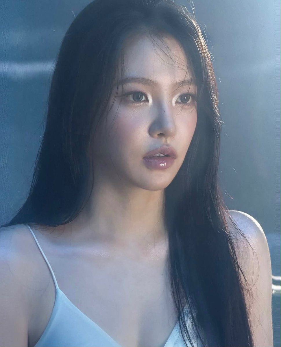 dailyonjeje's tweet photo. 레드벨벳 예리 원래도 예뻤지만
목이 길어 보이니까
분위기가 완전 달라짐.

얼굴도 더 작아 보이고
비율도 훨씬 좋아 보이는 느낌.

메이크업 변화도 한몫했지만
목이랑 어깨선 진짜 예뻐졌다. https://t.co/Z17lpanTEr
