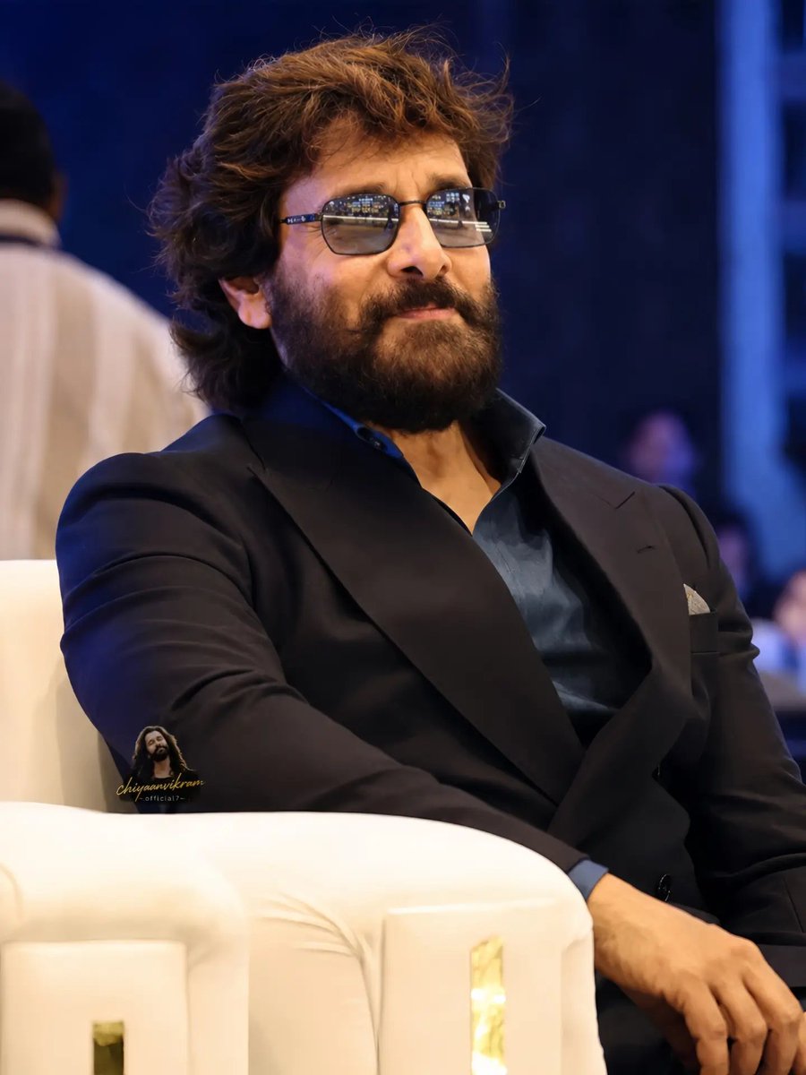 chiyaanCVF's tweet photo. Nobody owns a simple frame quite like him.
Forever elite.
Forever @Chiyaan. 💙🖤

#ChiyaanVikram #Chiyaan63

@sooriaruna @Kalaiazhagan15 @proyuvraaj https://t.co/qGwjKSpMVl