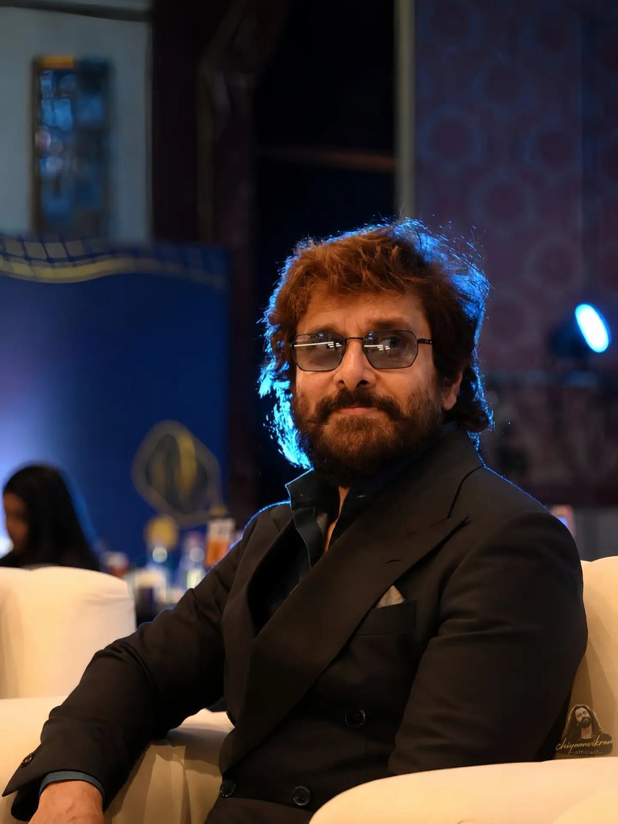 chiyaanCVF's tweet photo. Nobody owns a simple frame quite like him.
Forever elite.
Forever @Chiyaan. 💙🖤

#ChiyaanVikram #Chiyaan63

@sooriaruna @Kalaiazhagan15 @proyuvraaj https://t.co/qGwjKSpMVl