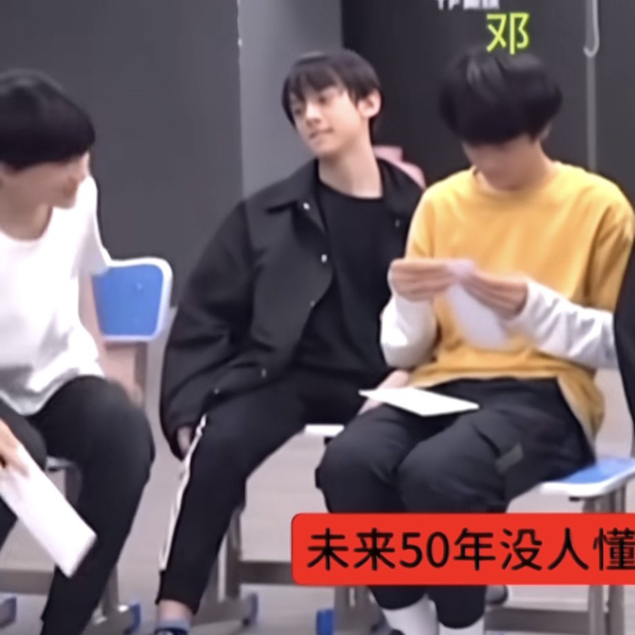 loveindangerous's tweet photo. 左航一看有人进入他和邓佳鑫的领域就咬下嘴唇发狠了，谁的占有欲爹系男友，感觉下一秒就会把你的眼睛剜下来喂狗，虽然我是开玩笑说的，但左航不一定不会做 https://t.co/wHSZ0yET38