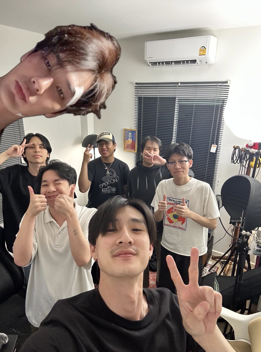 dew_jsu's tweet photo. #MrKMV #MrKillSeriesEP5 ขอขอบคุณพี่เอ๊กซ์ พี่เอโกะที่คอยดูเพลงนี้ให้ตลอด แล้วเชื่อใจให้พวกผมลองทำกันเองทั้งหมดนะครับ🙏 เพลงนี้เกิดขึ้นได้เพราะไอทิม แล้วเพลงก็อยู่ในหัวผม ไอทิม ไอตี๋ มาจะครึ่งปีแล้วครับ แก้เนื้อเพลงไปตั้งหลายดราฟเลย😵‍💫 ขอบคุณไอมาร์คที่เข้ามาช่วยแบบสุดชีวิตและเป็นคนที่เข้าใจพวกผมมากที่สุด แล้วชวนไอดังมือกลองมาทำดนตรีให้ ชวนพี่โทกีตาร์ บูมคีย์บอร์ด แล้วพี่ๆนักดนตรีอีกหลายๆคน ใส่ไปเกือบ200แทร็ก ซาบซึ้งมากจริงๆ😱 ถ้าไม่ใช่ทุกคนคงไม่รู้ว่าจะทำเพลงแนวนี้ได้จริงๆไหม ขอบคุณจริงๆที่เต็มที่ไปด้วยกันจนกลายเป็นเหมือนเพลงของพวกเรา อยากให้รอติดตามผลงานต่อไปนะครับ🥹
