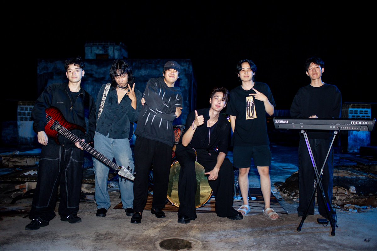dew_jsu's tweet photo. #MrKMV #MrKillSeriesEP5 ขอขอบคุณพี่เอ๊กซ์ พี่เอโกะที่คอยดูเพลงนี้ให้ตลอด แล้วเชื่อใจให้พวกผมลองทำกันเองทั้งหมดนะครับ🙏 เพลงนี้เกิดขึ้นได้เพราะไอทิม แล้วเพลงก็อยู่ในหัวผม ไอทิม ไอตี๋ มาจะครึ่งปีแล้วครับ แก้เนื้อเพลงไปตั้งหลายดราฟเลย😵‍💫 ขอบคุณไอมาร์คที่เข้ามาช่วยแบบสุดชีวิตและเป็นคนที่เข้าใจพวกผมมากที่สุด แล้วชวนไอดังมือกลองมาทำดนตรีให้ ชวนพี่โทกีตาร์ บูมคีย์บอร์ด แล้วพี่ๆนักดนตรีอีกหลายๆคน ใส่ไปเกือบ200แทร็ก ซาบซึ้งมากจริงๆ😱 ถ้าไม่ใช่ทุกคนคงไม่รู้ว่าจะทำเพลงแนวนี้ได้จริงๆไหม ขอบคุณจริงๆที่เต็มที่ไปด้วยกันจนกลายเป็นเหมือนเพลงของพวกเรา อยากให้รอติดตามผลงานต่อไปนะครับ🥹
