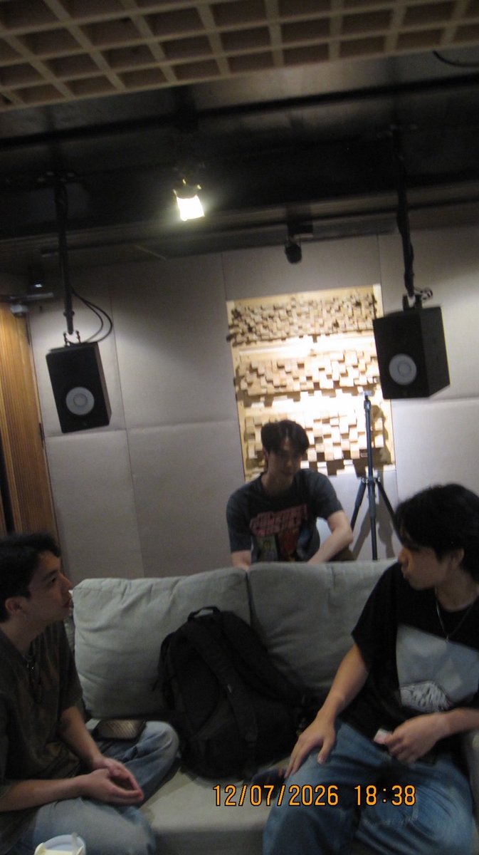 dew_jsu's tweet photo. #MrKMV #MrKillSeriesEP5 ขอขอบคุณพี่เอ๊กซ์ พี่เอโกะที่คอยดูเพลงนี้ให้ตลอด แล้วเชื่อใจให้พวกผมลองทำกันเองทั้งหมดนะครับ🙏 เพลงนี้เกิดขึ้นได้เพราะไอทิม แล้วเพลงก็อยู่ในหัวผม ไอทิม ไอตี๋ มาจะครึ่งปีแล้วครับ แก้เนื้อเพลงไปตั้งหลายดราฟเลย😵‍💫 ขอบคุณไอมาร์คที่เข้ามาช่วยแบบสุดชีวิตและเป็นคนที่เข้าใจพวกผมมากที่สุด แล้วชวนไอดังมือกลองมาทำดนตรีให้ ชวนพี่โทกีตาร์ บูมคีย์บอร์ด แล้วพี่ๆนักดนตรีอีกหลายๆคน ใส่ไปเกือบ200แทร็ก ซาบซึ้งมากจริงๆ😱 ถ้าไม่ใช่ทุกคนคงไม่รู้ว่าจะทำเพลงแนวนี้ได้จริงๆไหม ขอบคุณจริงๆที่เต็มที่ไปด้วยกันจนกลายเป็นเหมือนเพลงของพวกเรา อยากให้รอติดตามผลงานต่อไปนะครับ🥹