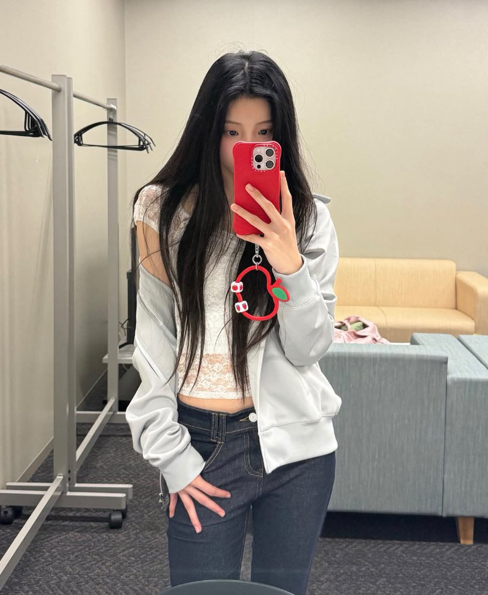 247blanc's tweet photo. 원희 카프리 팬츠 핏 보고 뼈맞음

요즘 카프리 팬츠 다시 유행한다길래
핏 개매애하고 촌스럽다 생각했는데

원희가 입은거 보고 마음 고쳐먹음

바지는 촌스러운 적 없음 ㅋㅋ
내가 입었을 때만 촌스러운거임 😱

내가 입으면 이모 원희가 입으면 Y2K https://t.co/bxIwxdXCFL