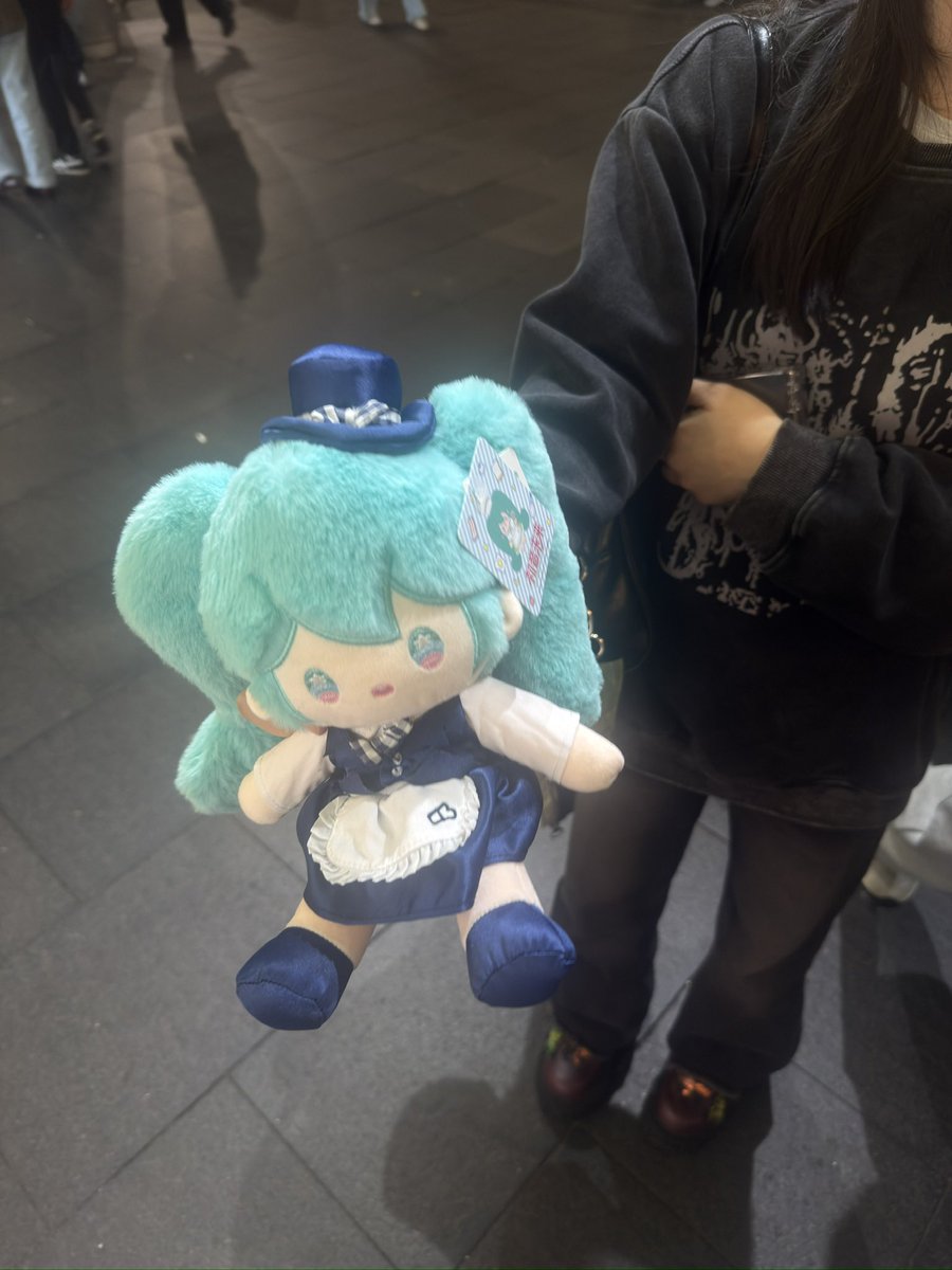 okmilky's tweet photo. thinking about: met a rlyyyyy cute girl and she won me miku from claw machine https://t.co/X2XqoAKsuj