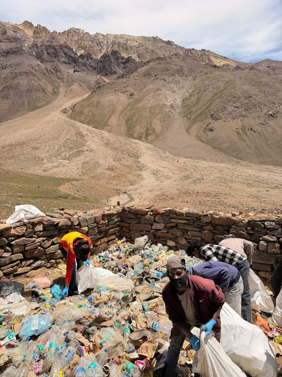 iPradeepSangwan's tweet photo. Before &amp; after of Chandrataal lake in lahaul &amp; Spiti 

548kg of no biodegradable waste collected and sent for processing 

Be mindful of what you consume at this beautiful Ramsar wetland at the altitude of 4300 meters 

#HealingHimalayas https://t.co/m9gKFDTKgL